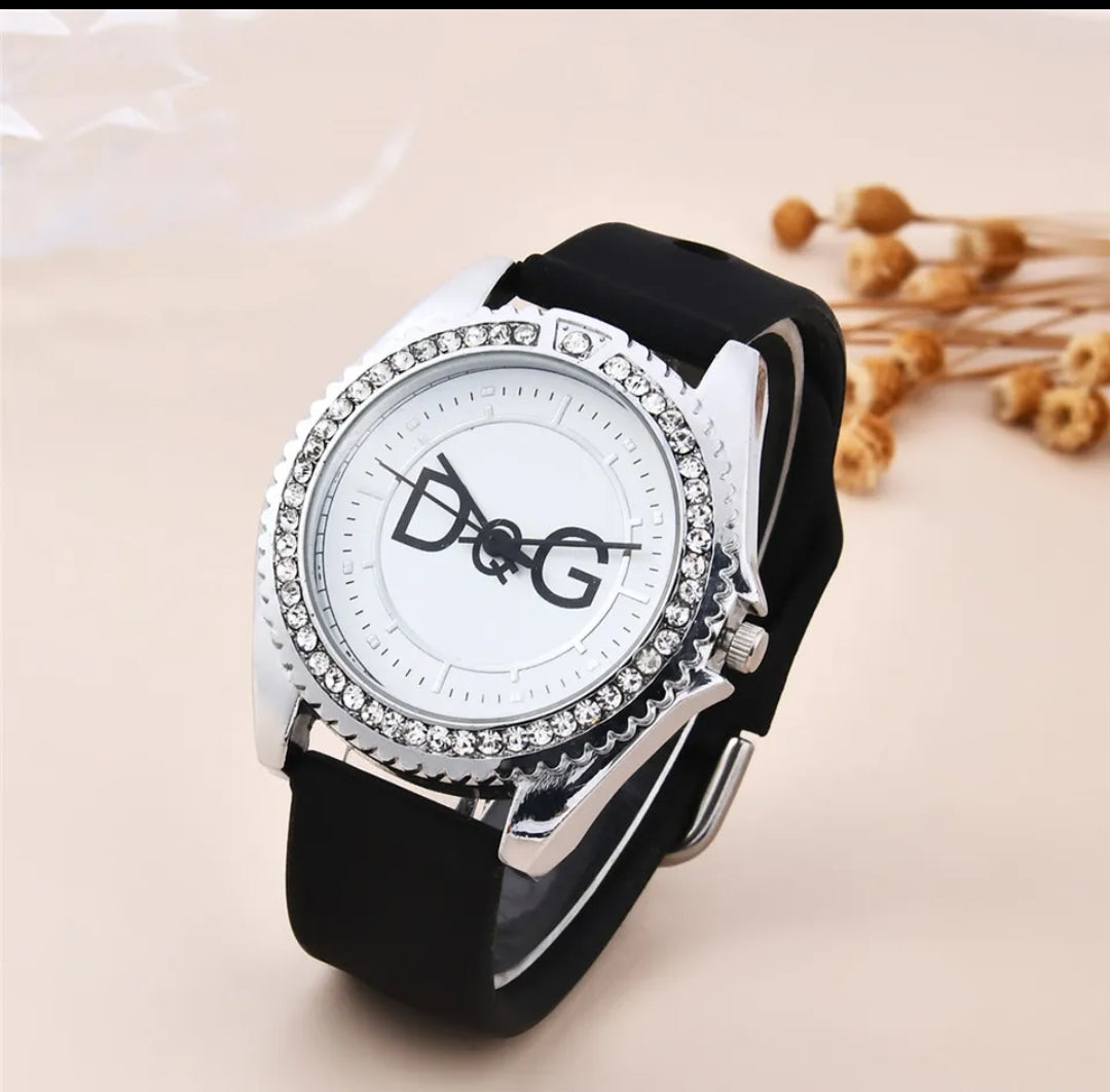 Dames horloge met leren band, en bezet met strass steentjes.