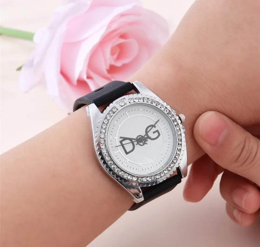 Dames horloge met leren band, en bezet met strass steentjes.